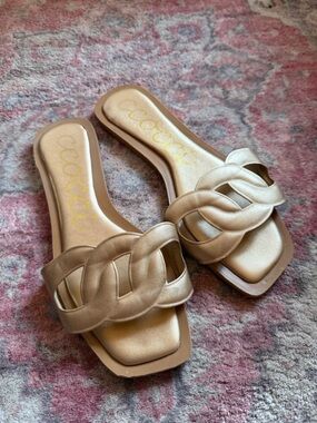 CCOCCI gold sandals link pattern size 7.5